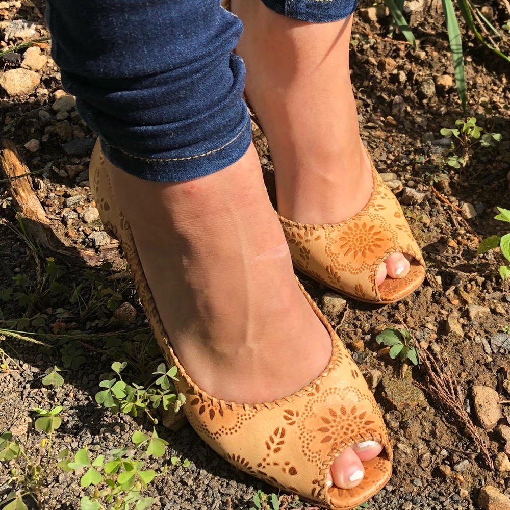 BCBG size 8 heels